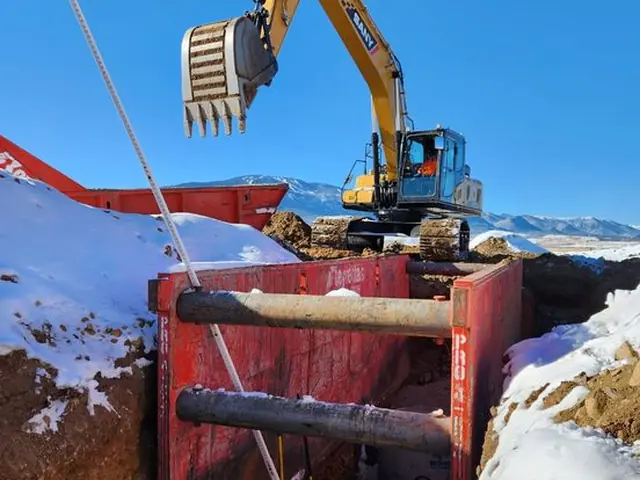 Winter utility trench protected by a trench box